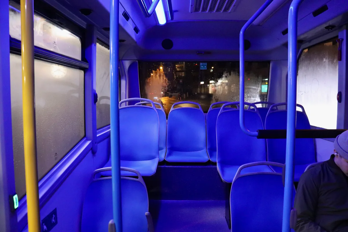 Inneneinrichtung mit zehn Sitzen.